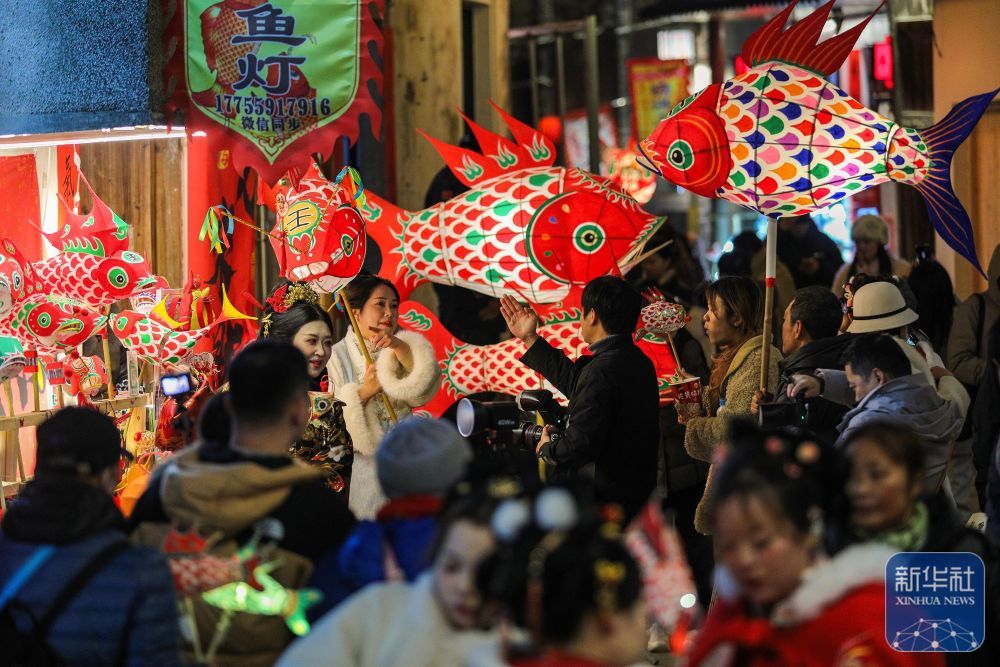 2月7日,游客在瞻淇村中游玩。