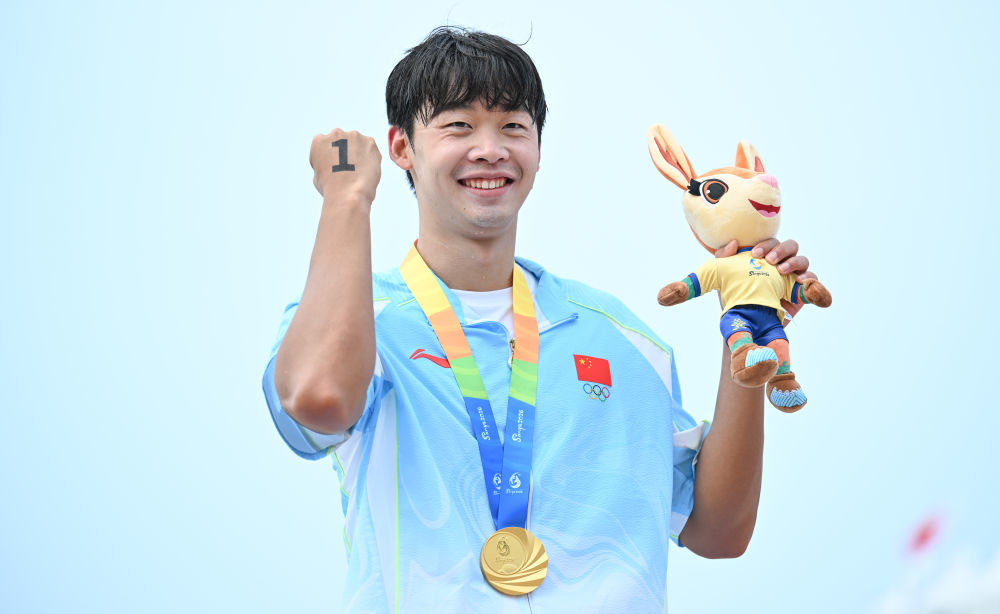 2026年4月26日,冠军中国选手张子扬在三亚亚沙会公开水域游泳男子5公里颁奖仪式上。新华社记者 贝赫 摄