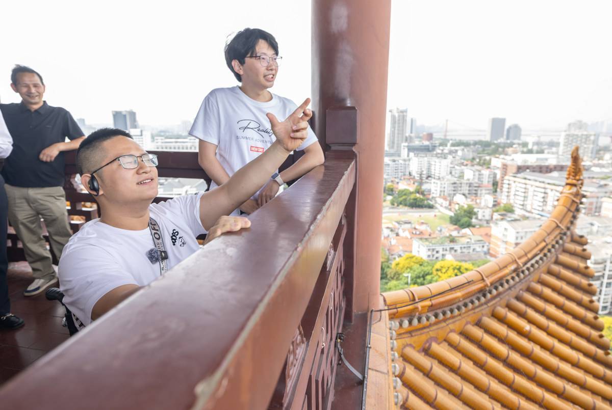 9月5日,“板凳男孩”方宇翔与学长邓元佳在黄鹤楼朗吟诵古诗。