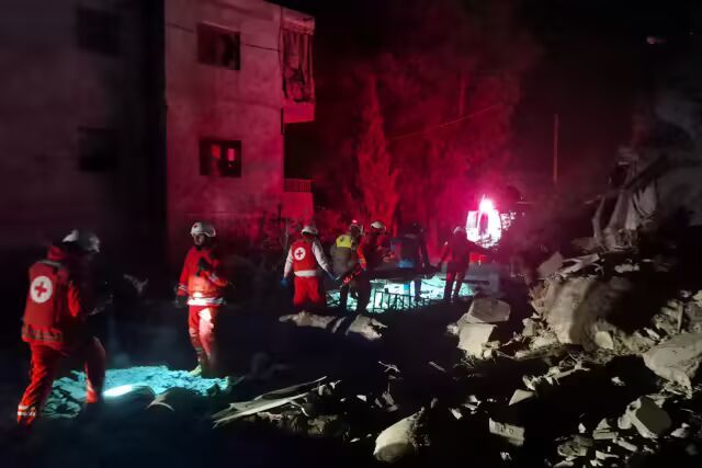 急救东谈主员正在以色列空袭地点寻找幸存者,该空袭地点于周四针对黎巴嫩南部的楚金村。