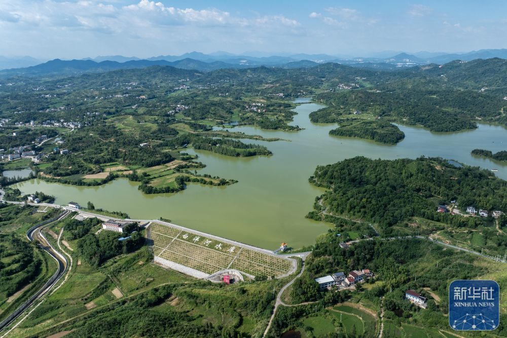 ↑ 7月11日在湖北省黄冈市浠水县拍摄的白洋河水库(无人机照片)。新华社记者 伍志尊 摄