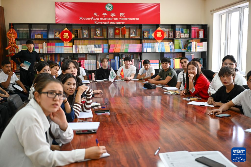 9月23日,在吉尔吉斯斯坦贾拉拉巴德国立大学孔子学院,学生在中文课上学习。新华社记者 丁磊 摄