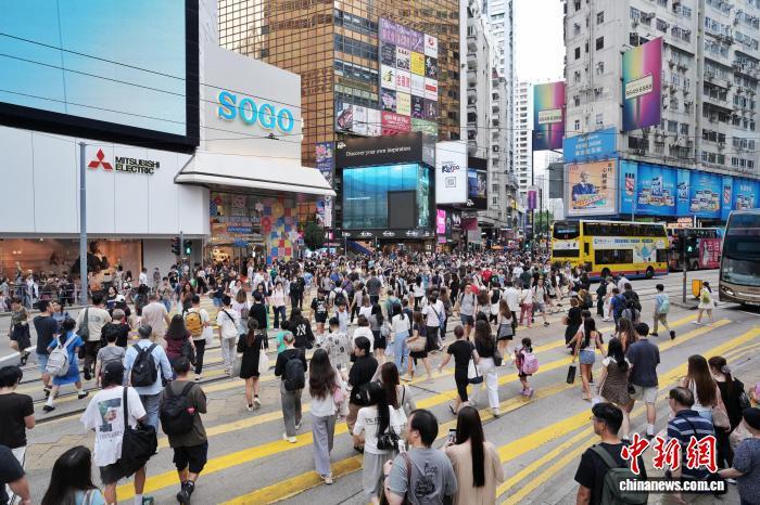10月3日,正值内地国庆假期,众多访港旅客来到香港铜锣湾商圈购物消费。 中新社记者 张祥毅 摄