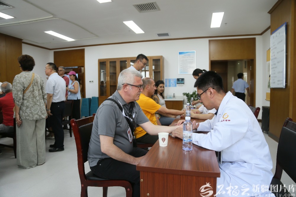 7月14日,代表团成员在喀什地区中医医院体验特色诊疗。阿布都卡地尔·阿巴斯摄