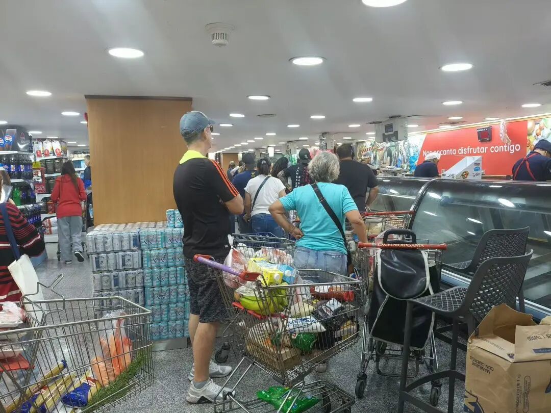 ◆1月4日,人们在加拉加斯的超市采购物资。(拍摄:小龙)