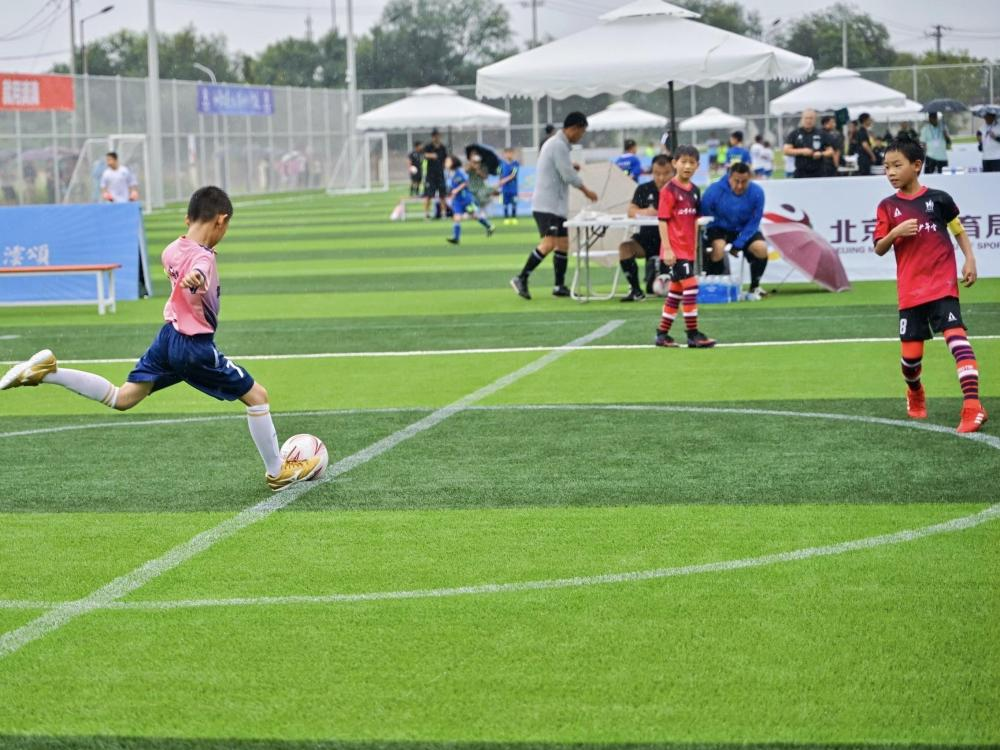 2025年8月8日,第42届“百队杯”足球赛开赛,为“双奥之城”北京再度掀起足球热潮(主办方供图)
