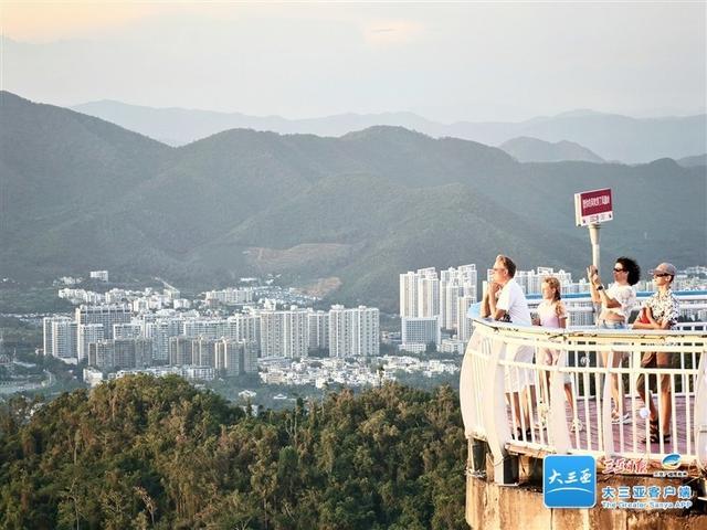 游客在三亚凤凰岭景区上俯瞰山海风光。记者 刘琪成 摄