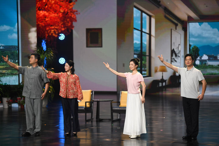 2025年10月29日，演员在陕西延安举办的全国移风易俗优秀文艺节目展演上表演黄梅小戏《为“甜蜜”减负》。新华社记者 张博文 摄