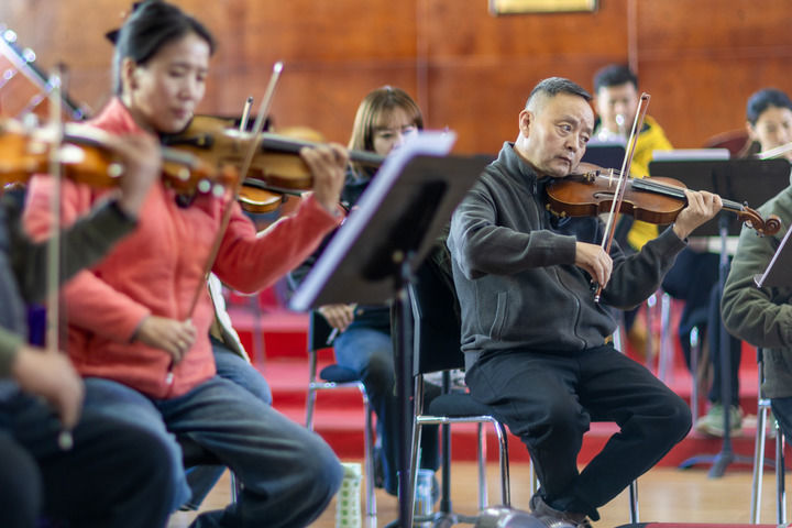 西藏自治区歌舞团小提琴演奏家罗雪莱（右）在进行排练（2025年11月3日摄）。新华社记者 姜帆 摄