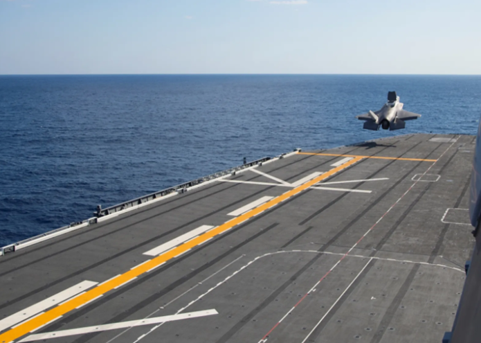 2021年10月3日,一架美国F-35B战斗机在“出云”号进行短距起飞,该舰艇的舰艏为梯形。图源:美媒