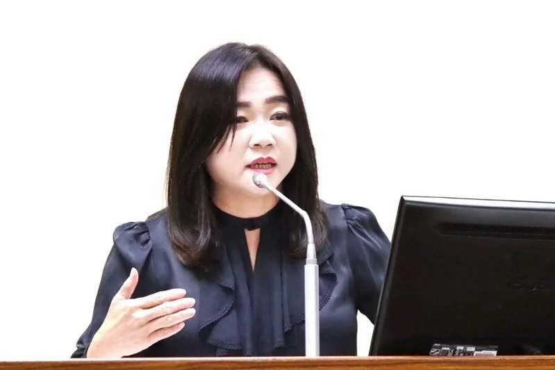 正在质询外购子弹案的国民党籍民意代表马文君