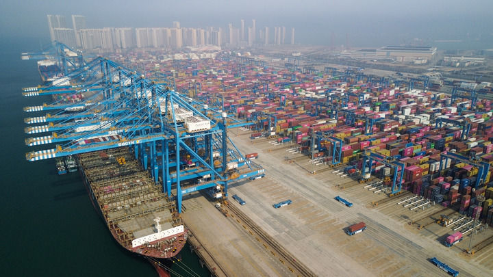 正在进行集装箱装卸作业的山东青岛港全自动化集装箱码头（2026年3月25日摄，无人机照片）。新华社记者 徐速绘 摄