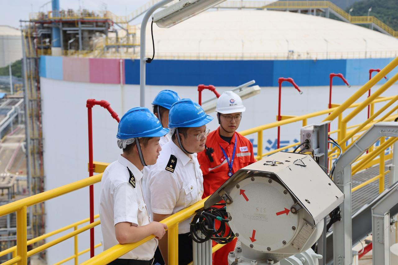 宁波海关关员对 LNG 储罐开展日常巡检工作。俞碧芸摄.jpg