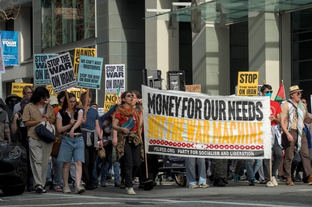 3月7日,数百人在旧金山的恩巴卡德罗广场举行集会,抗议特朗普政府对伊朗发动军事行动。