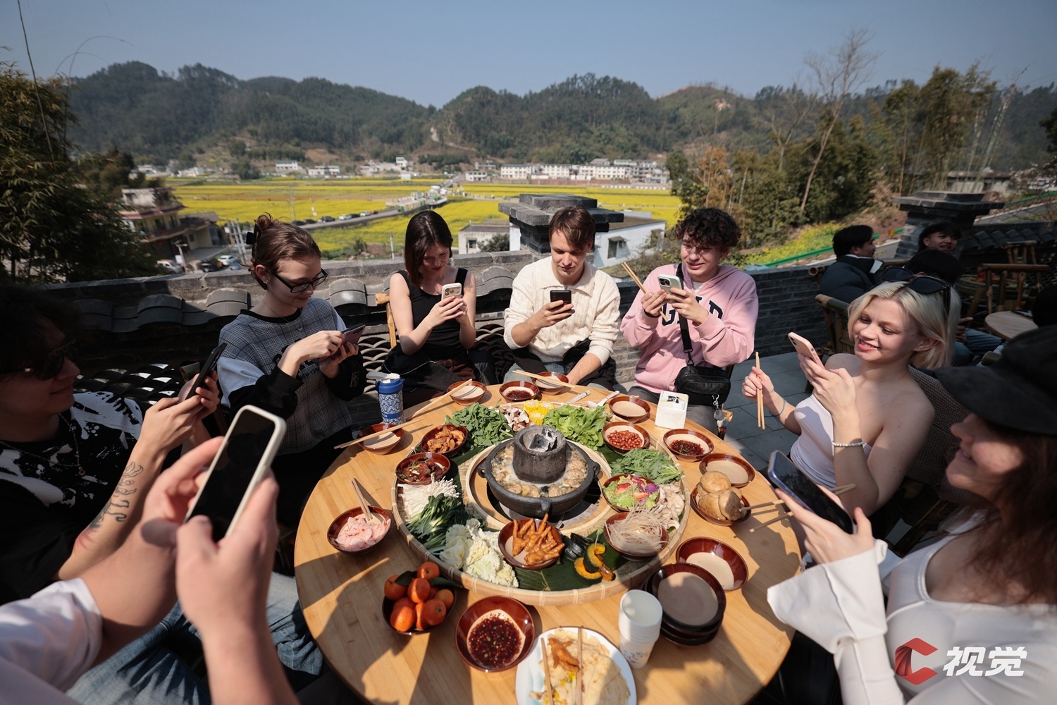 2月21日,宜宾市高县庆岭镇,外国留学生体验省级非遗“川南请春酒”,感受美好温暖的中国年味。