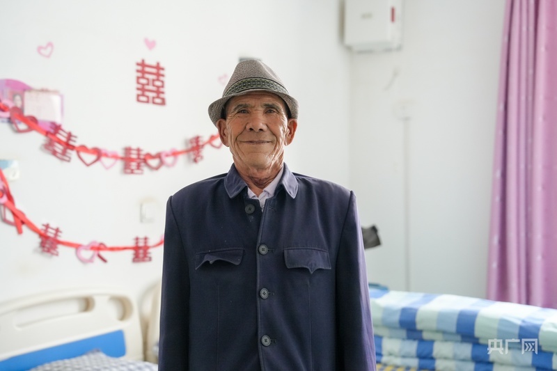 70岁的达吾提·米吉提在颐心园综合养老服务中心 (央广网记者 丁安 摄)