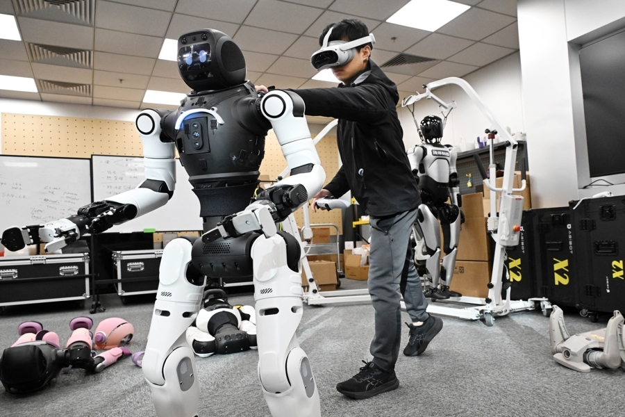 图为模速空间具身工坊，机器人新装上的灵巧小手通过训练完成了抓握动作。文汇报记者赵立荣摄