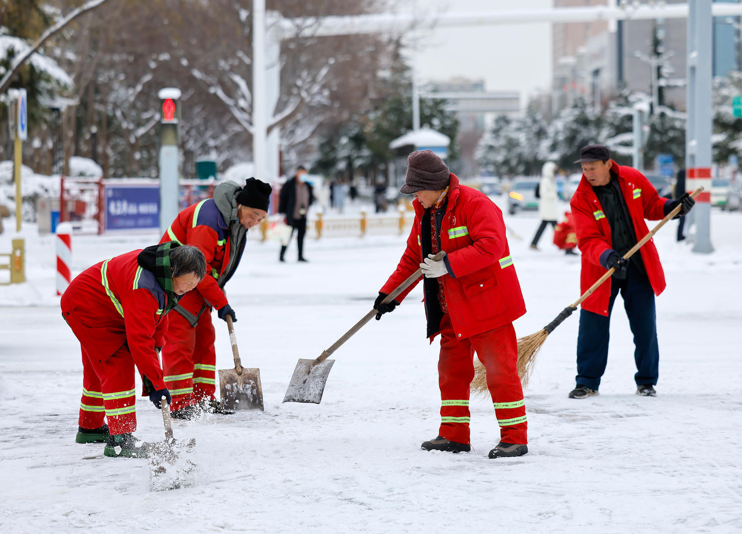 ▲2026年1月20日,山西运城,环卫工人清理城市道路积雪 图据视觉中国