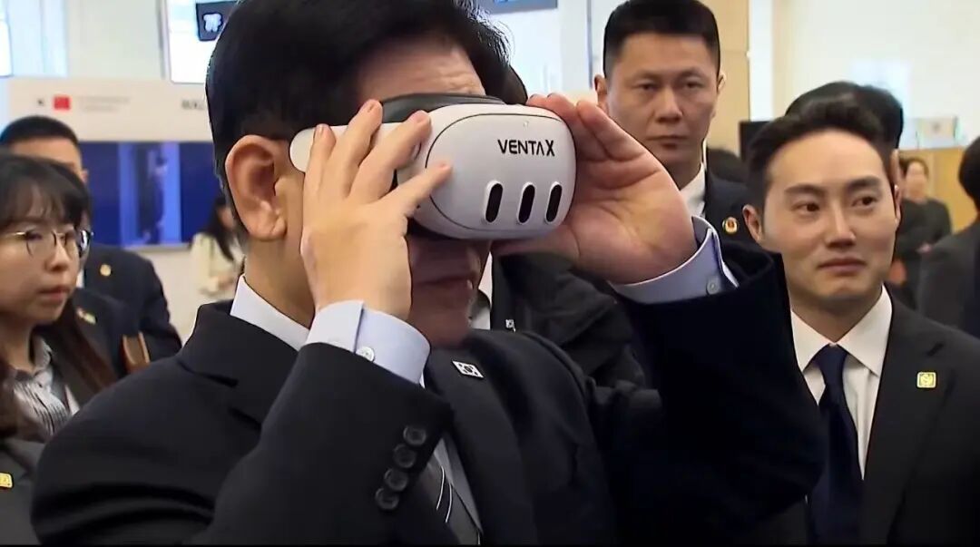 ◆1月7日,李在明出席在上海国际会议中心举行的韩中风险创投资峰会,并体验虚拟现实设备Venta X。