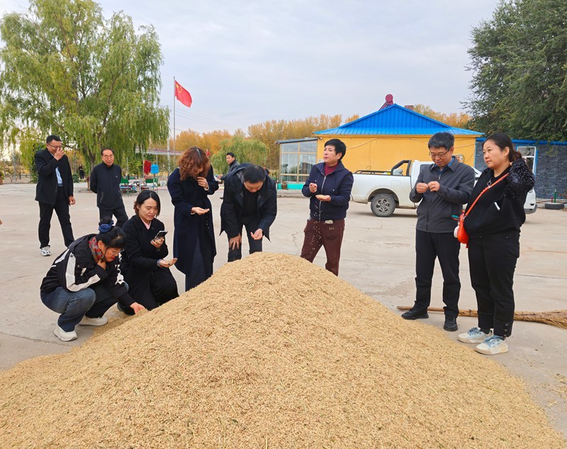 镇赉县庆江种养殖农民专业合作社的负责人自豪地讲:“好大米,蟹作证。”潘晟昱 摄