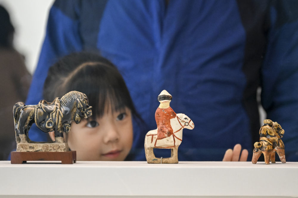 2026年2月4日，“春风骐骥：马年生肖展”在上海博物馆人民广场馆启幕。展览甄选来自甘肃省博物馆、甘肃省文物考古研究所、咸阳博物院及上海博物馆馆藏的16件/组马主题文物，分为“鞍马征尘”“昭陵六骏”“骏影流光”“诗情画意”等板块，展现中华文化中“马”的多元内涵与吉祥寓意。这是小朋友在展览上欣赏展品。