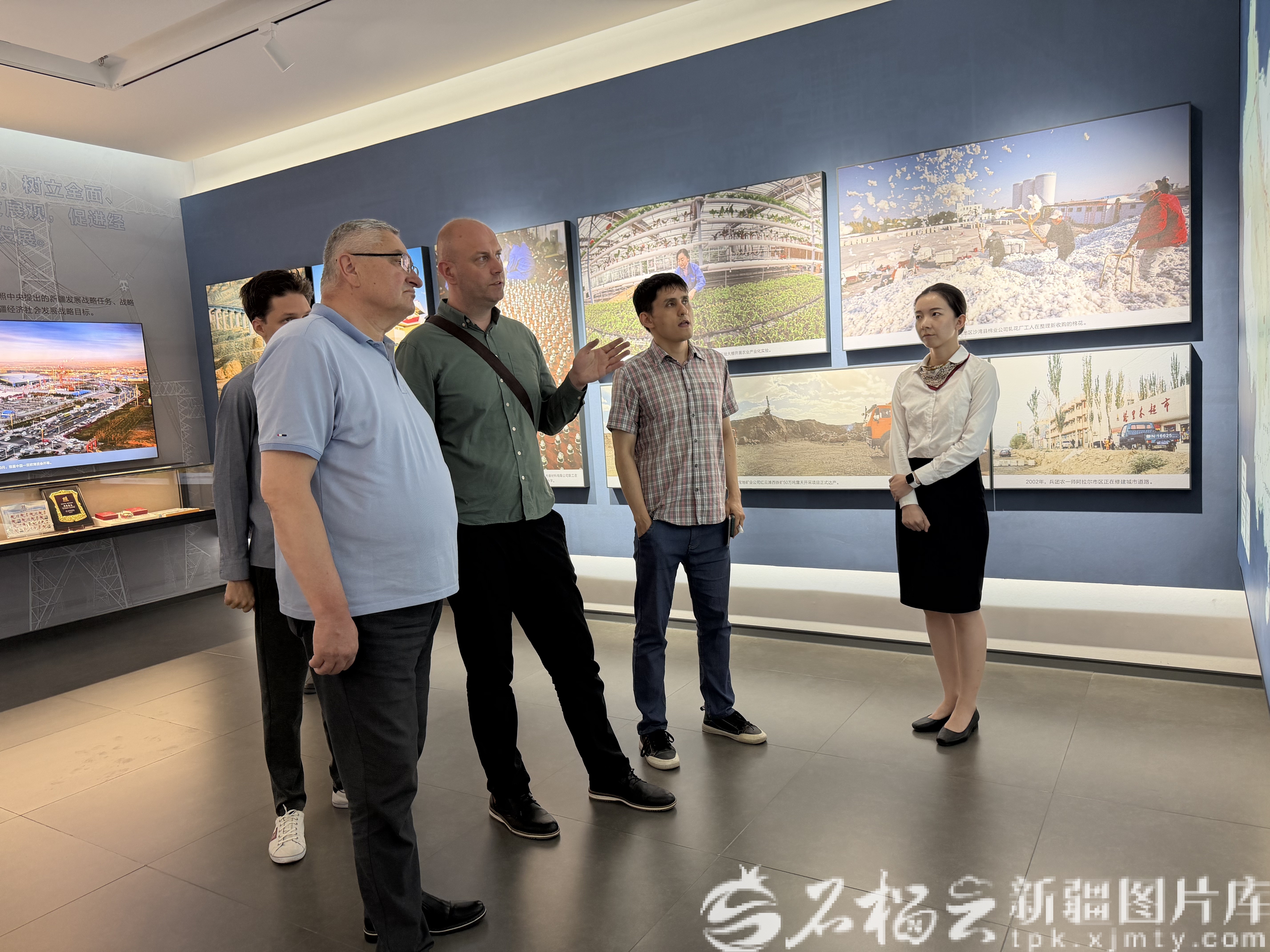 7月15日，代表团参观新疆维吾尔自治区成立70周年主题成就展。天山网-新疆日报记者 郭玲摄