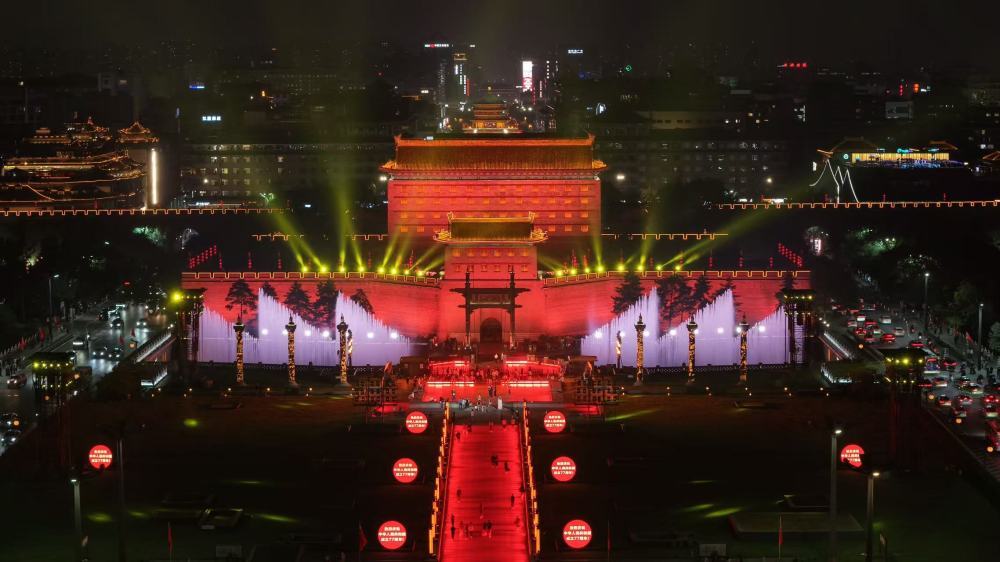 国庆假期,西安城墙景区被灯光点亮。(受访者供图)