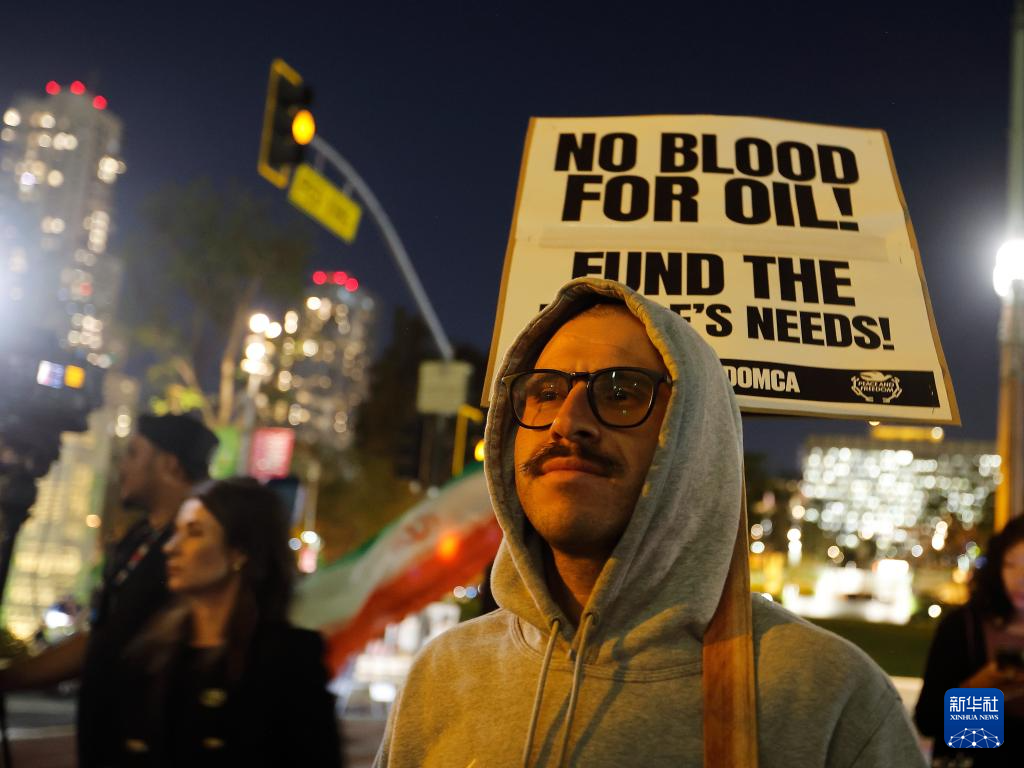 3月2日,人们在美国加利福尼亚州洛杉矶参加集会,抗议美国对伊朗发动军事打击。新华社发