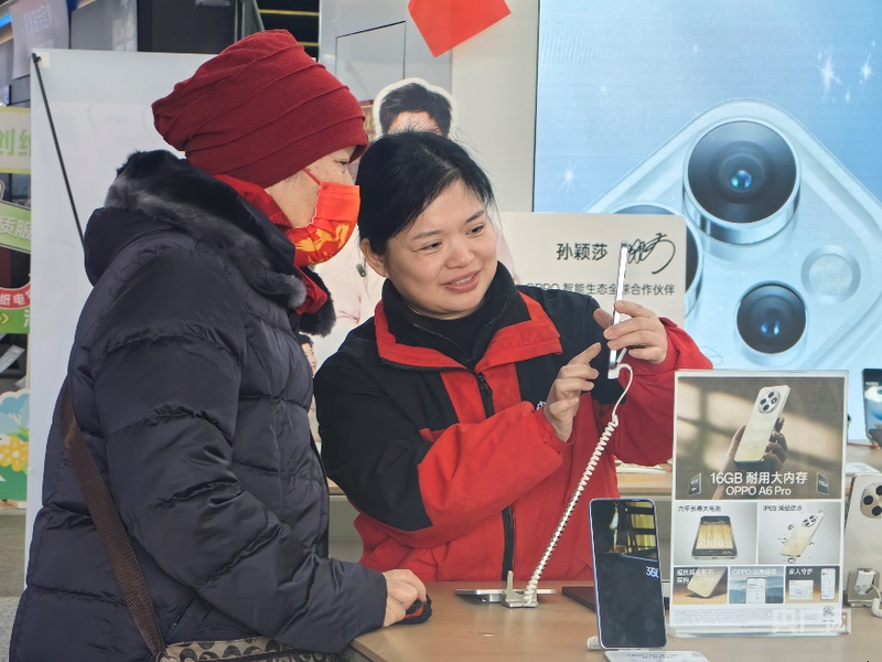销售人员正为消费者演示智能手机的AI交互功能（央广网发 闫紫璇 摄）
