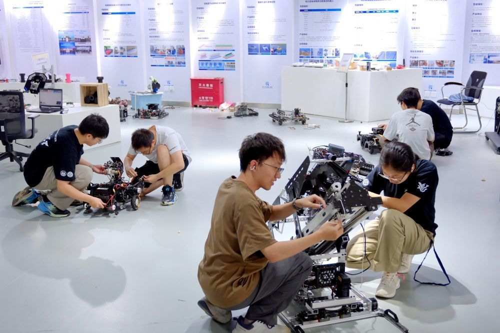 2026年6月拍摄的湖南大学机器人学院学生的科研活动。新华社发(刘淇 摄)