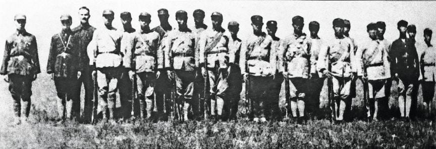 &middot;1936年9月，美国记者斯诺（左三）在宁夏与强渡大渡河的勇士合影。（红军飞夺泸定桥纪念馆供图）