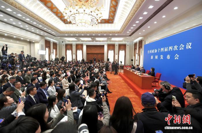 3月3日,全国政协十四届四次会议新闻发布会在北京人民大会堂举行。大会新闻发言人刘结一向中外媒体介绍本次大会有关情况并回答记者提问。 中新社记者 易海菲 摄