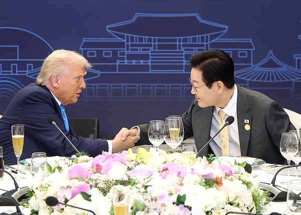 2025年韩国主办亚太经济合作组织(APEC)年会期间,特朗普与李在明在晚宴上交流。 视觉中国