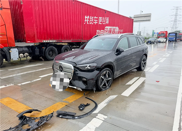纯电奔驰GLC可发光前脸被大货车碰撞：定损46094元