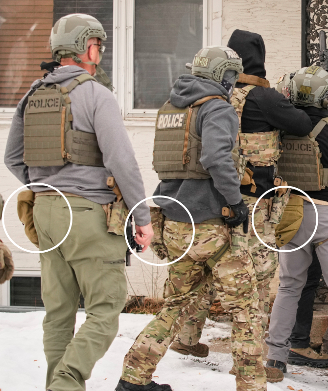 执法人员佩戴的棕黄色及迷彩弹匣袋 图源：美媒报道配图