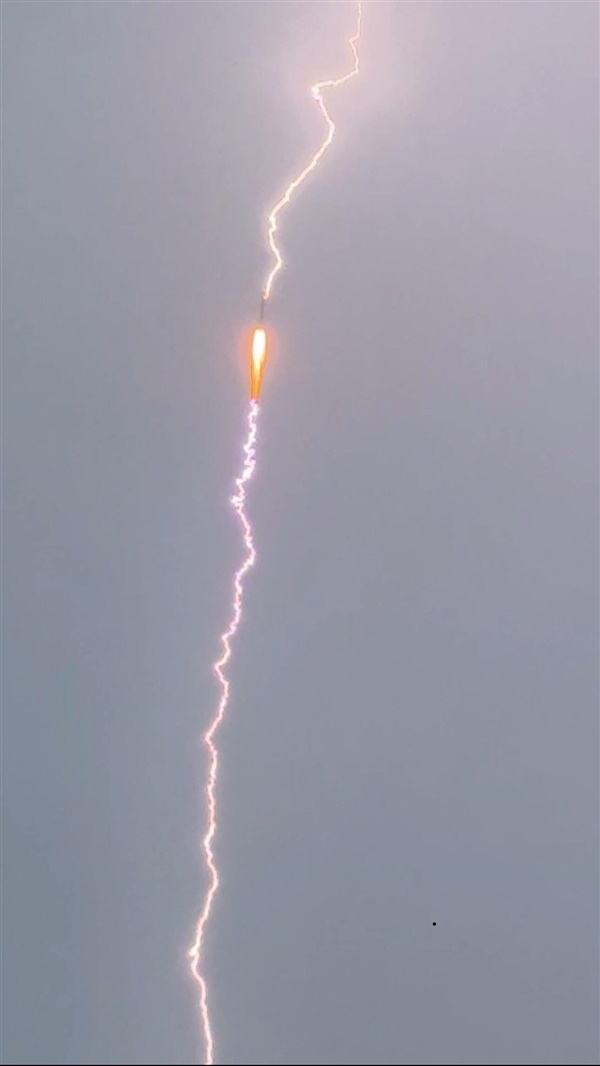 长三乙成功发射天链二号06星！火箭飞行途中遭遇雷击 闪电清晰可见