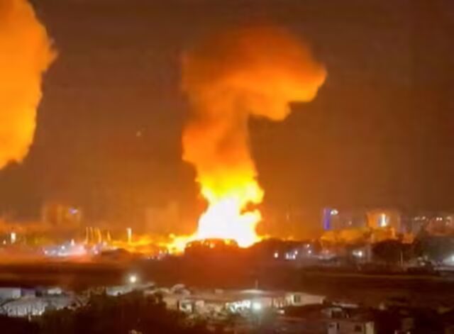 周六凌晨,委内瑞拉加拉加斯发生爆炸,烟雾升起。