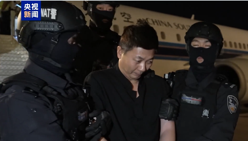 刘忍被押解回国/图源：央视新闻