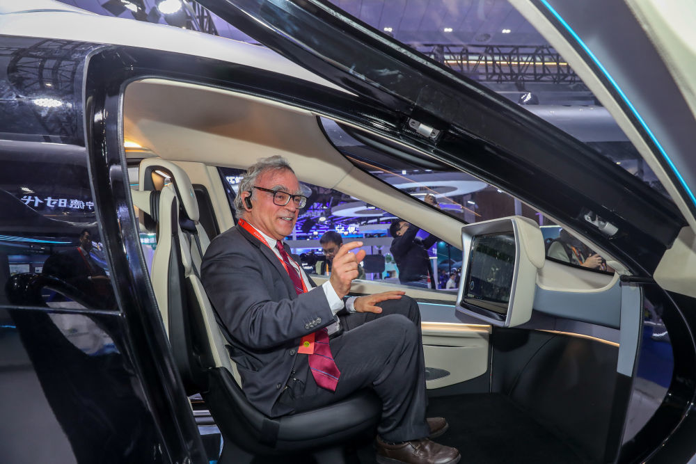 一名外国嘉宾在宜宾举办的2025世界动力电池大会上感受电动飞行汽车。新华社发（庄歌尔 摄）