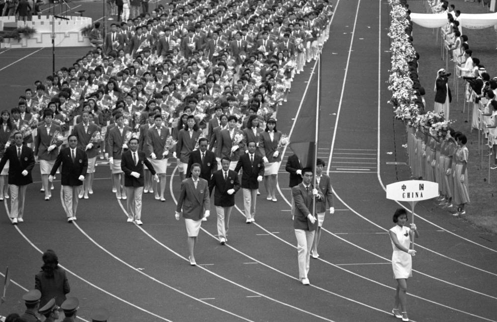 1990年9月22日,第11届亚运会开幕式在北京工人体育场举行。这是中国体育代表团入场。新华社记者 张小军 摄