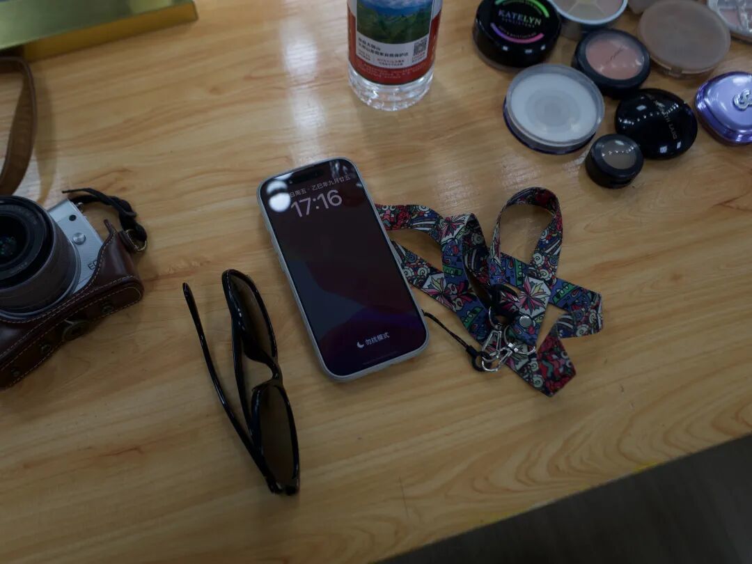 那艺娜的手机一直保持着勿扰模式。