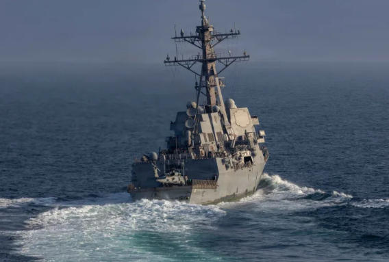 3月份，阿利·伯克级导弹驱逐舰“弗兰克·E·彼得森”号在阿拉伯海执行任务 美国海军