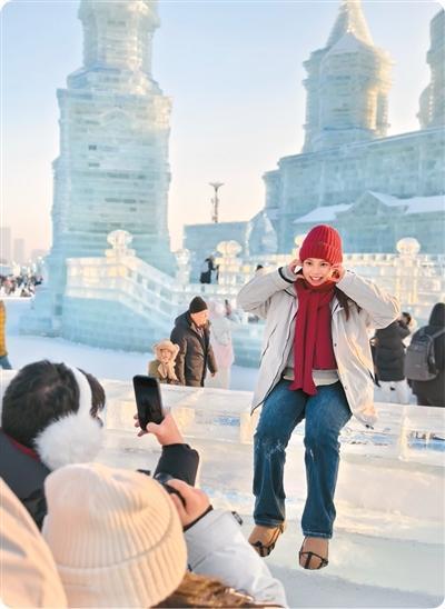 台湾青年在哈尔滨冰雪大世界拍照。新华社发