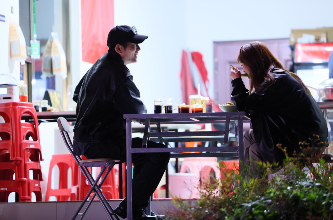 马晴和刘玉刚约会。(图/受访者供图)