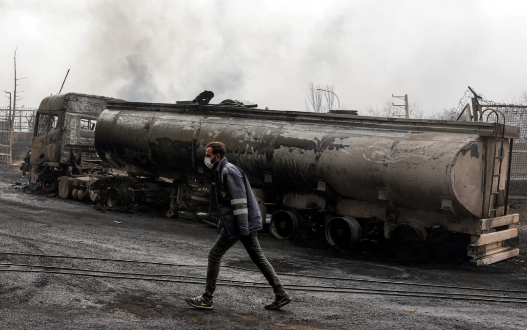 伊朗一辆被炸毁的运油车。(图源:法新社)