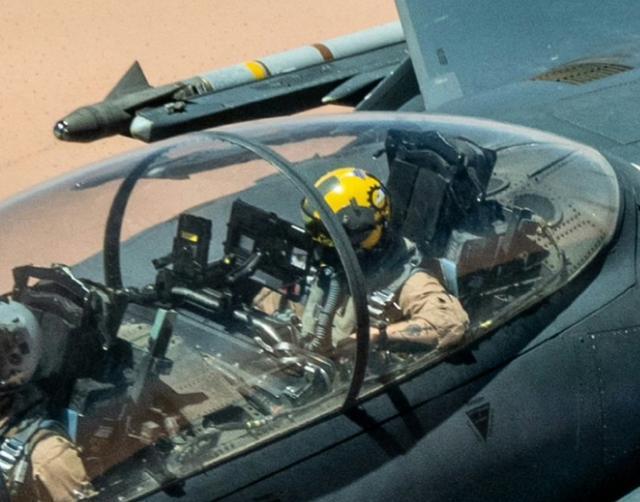（F-15E战斗机后舱增加了一个大屏幕平板电脑）