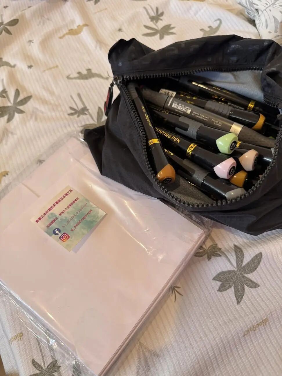 火灾后,社工赠予唐咏然的画具。 采访对象供图