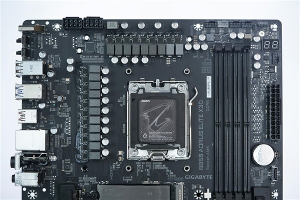 16+2+2相供电 配4路M.2!技嘉B850 AORUS ELITE X3D图赏