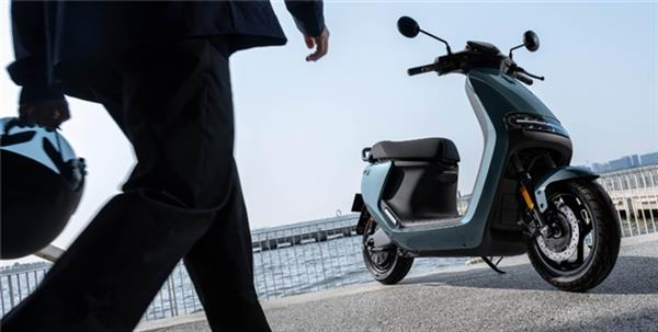 全球都在抢！中国电动摩托车海外彻底火了：产能全开、订单排到明年8月份