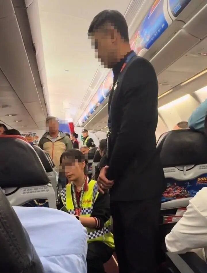 机组工作人员与涉事女旅客沟通。